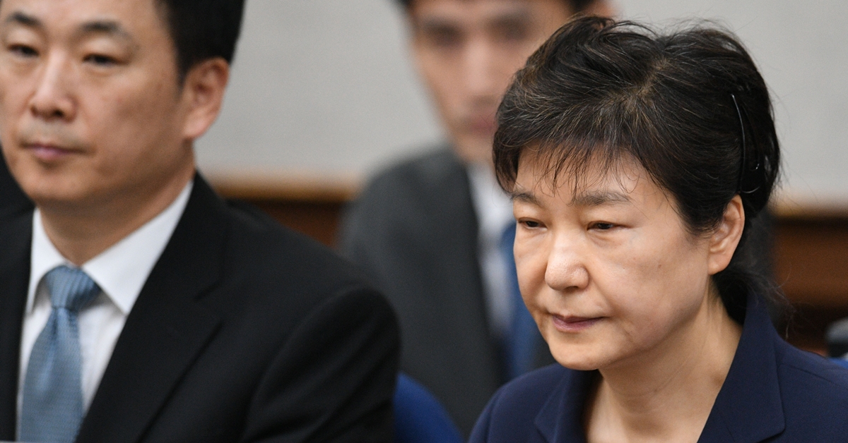 국정 농단 사건 첫 공판 당시 박근혜 전 대통령. 왼쪽에 유영하 변호사가 앉아 있다. 2017.5.23  사진공동취재단