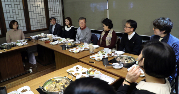 블랙리스트 피해 문화예술인 만난 문 대통령