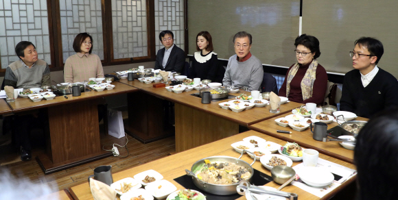 문 대통령, 블랙리스트 피해 문화예술인 간담회