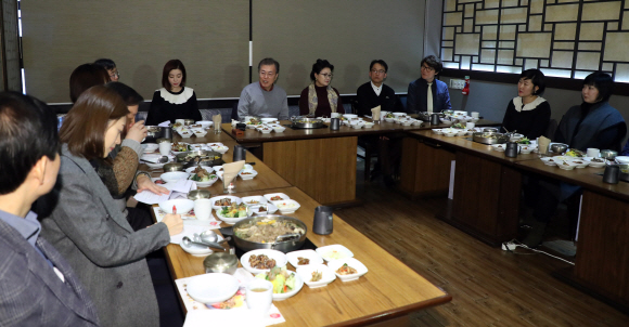 블랙리스트 피해 문화예술인 만난 문 대통령