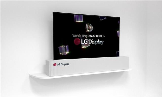 LG디스플레이가 올해 CES에 세계 최초로 공개하는 65인치 롤러블 디스플레이. 사용하지 않을 때는 돌돌 말아 놓을 수 있다.  LG디스플레이 제공