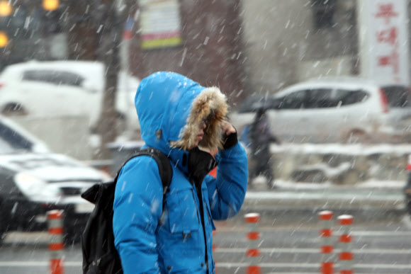 전국 대부분 지역이 흐리거나 눈, 비가 내리는 8일, 대전 둔산동 일대에 눈발이 날리고 있다.  연합뉴스