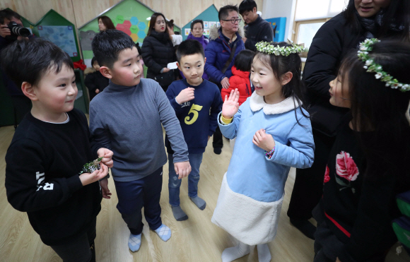 8일 오후 서울 용산구 용암초등학교에서 예비소집에 참석한 예비 초등학생들이 친구들과 인사를 하고 있다. 정연호 기자 tpgod@seoul.co.kr