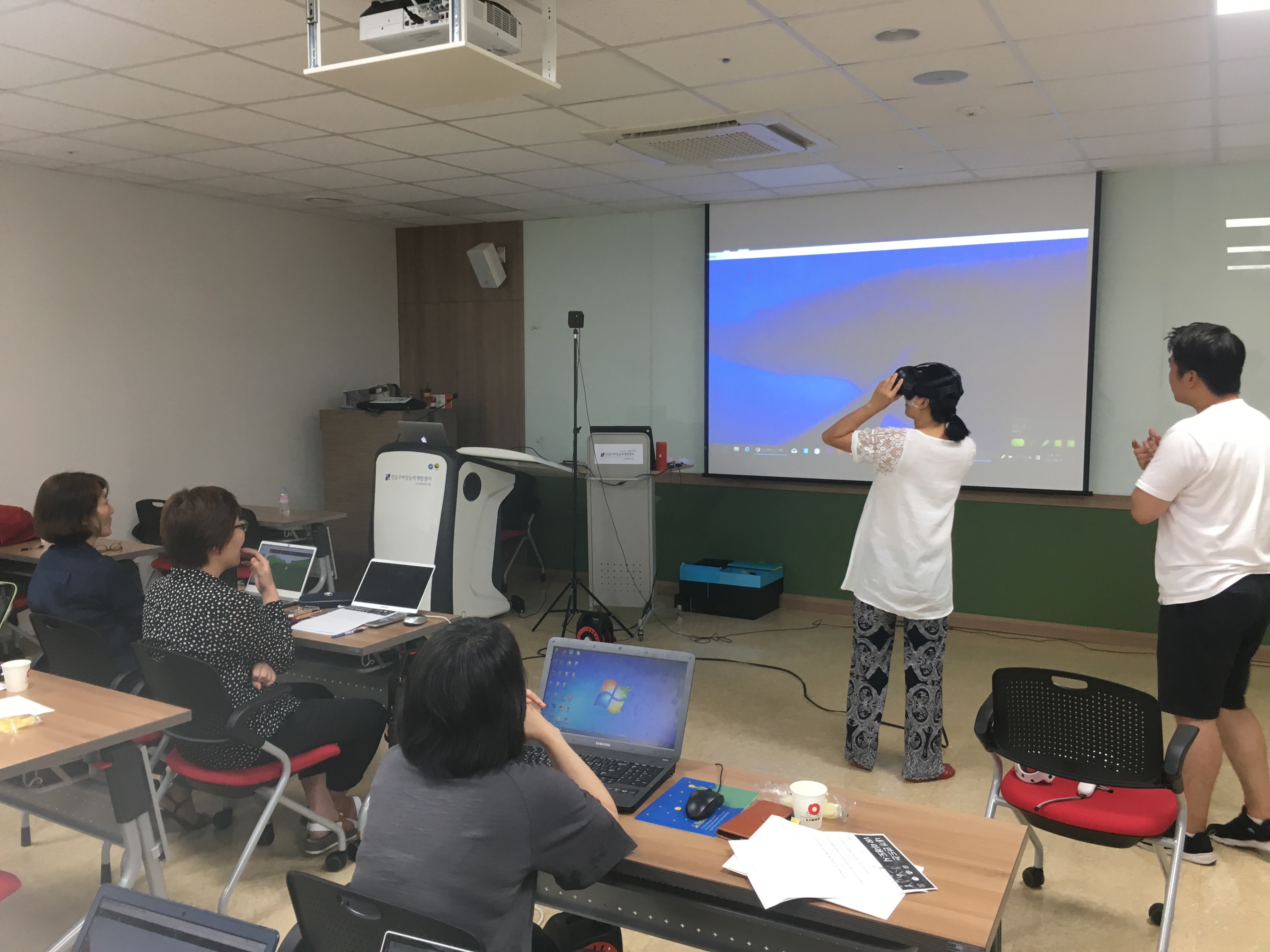 서울 강남구가 지난해 이공계 출신 경단녀를 대상으로 한 재취업 교육 과정에서 한 수강생이 고글을 쓰고 가상현실(VR)을 체험하고 있다. 　강남구 제공