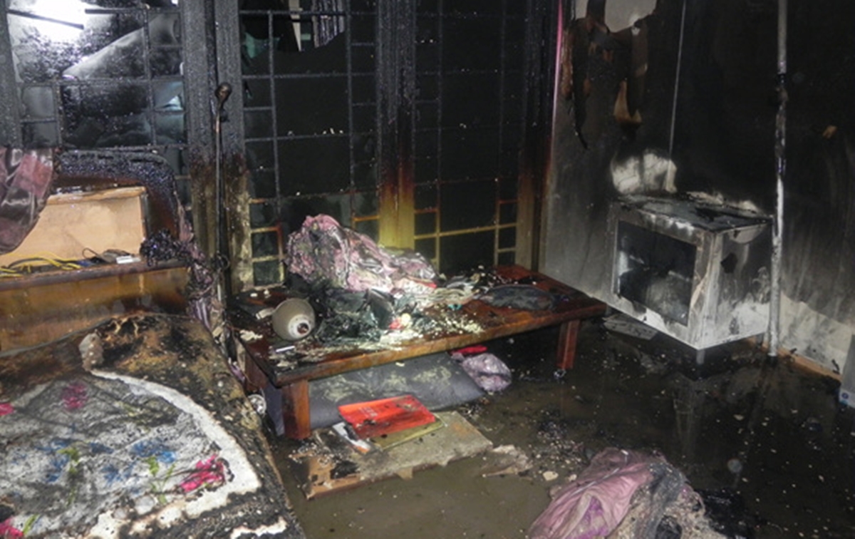 지난 7일 경기도 고양시 일산서구의 한 아파트 1층 집에서 20대 아들이 집에 불을 질러 집에 있던 아버지가 숨졌다. 사진은 화재가 난 안방. 2018.1.8  일산소방서 제공