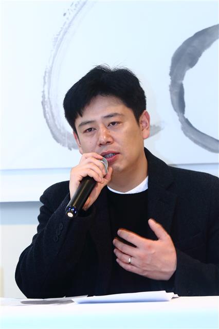 제42회 이상문학상 대상 수상자인 손홍규 작가가 8일 서울 중구 한 식당에서 열린 기자간담회에서 소감을 밝히고 있다. 문학사상 제공