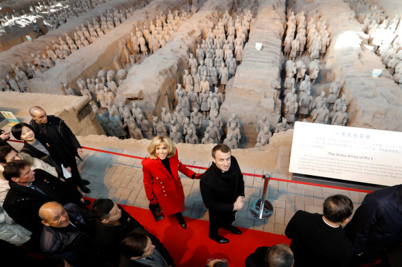 에마뉘엘 마크롱(가운데 오른쪽) 프랑스 대통령과 부인 브리지트가 8일 중국 산시성 시안에서 진시황 시대의 병마용을 둘러본 뒤 기념 촬영하고 있다. 시안 로이터 연합뉴스