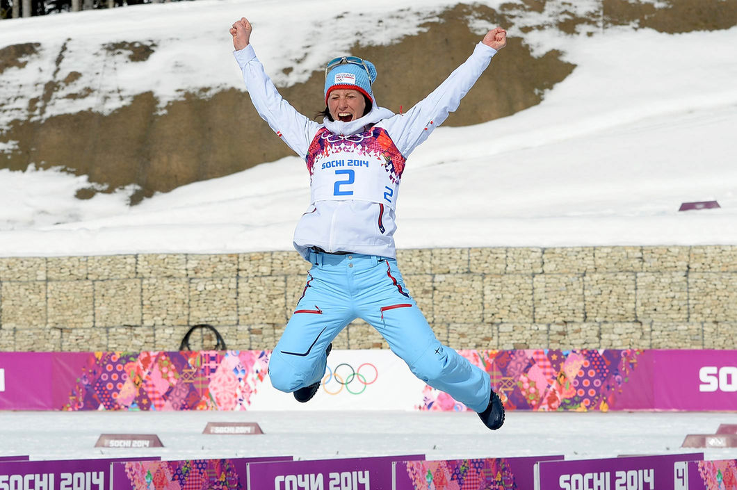 노르웨이 스키 크로스컨트리 여자의 최강자 마리트 뵈르겐이 2014년 소치동계올림픽 30㎞ 매스스타트 프리를 우승한 뒤 펄쩍 뛰어오르며 기뻐하고 있다. AFP 자료사진 