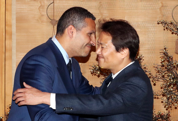 임종석 대통령 비서실장이 9일 오후 서울 성북동 가구박물관에서 방한 중인 칼둔 칼리파 알 무바라크 아랍에미리트(UAE) 아부다비 행정청장을 만나 면담을 마친 후 포옹하며 인사하고 있다. 2018.1.9 연합뉴스.