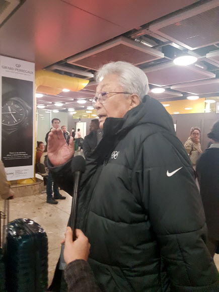 8일(현지시간) 스위스 제네바 공항에 도착한 장웅 국제올림픽위원회(IOC) 위원이 취재진의 질문에 답하고 있다.  제네바 연합뉴스