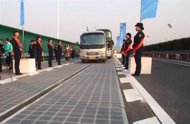 지난해 12월 28일 중국 산둥성 지난시의 태양광 고속도로 개통식이 열리고 있다. 소후
