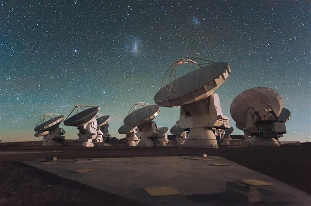 올해 가장 주목해야 할 연구성과 중 하나는 블랙홀 실제 모습의 공개다. 블랙홀은 그 존재는 알려져 있지만 실제 모습은 아직도 한 번도 공개되지 않았다. 사진은 칠레 아타카마에 있는 세계 최대 전파망원경 ALMA의 모습. 유럽우주관측소(ESO) 제공
