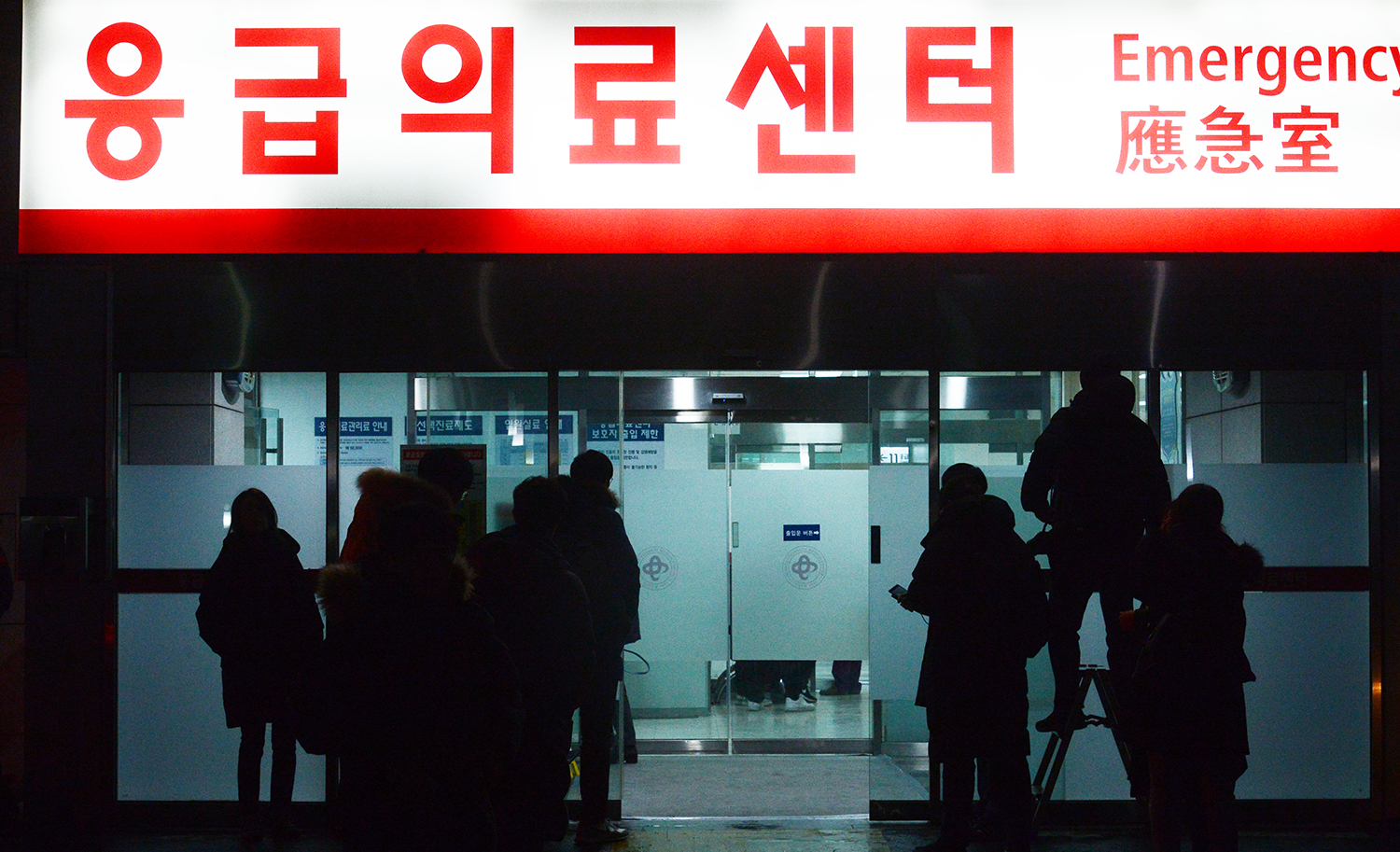 지난달 한 가수가 응급상태에서 이송된 병원 앞에 취재진이 모여있다. 연합뉴스