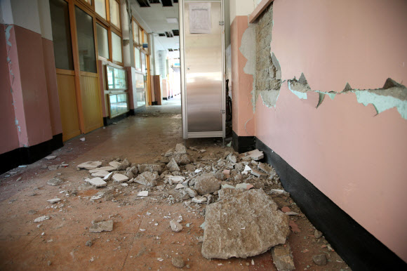 지난해 11월 지진으로 경북 포항시 북구 흥해읍에 있는 흥해초등학교 건물 내부가 심하게 파손돼 있다.  연합뉴스 자료사진