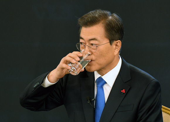 10일 오전 청와대 영빈관에서 열린 문재인 대통령 신년기자회견서 물을 마시고 있다.  안주영 기자 jya@seoul.co.kr