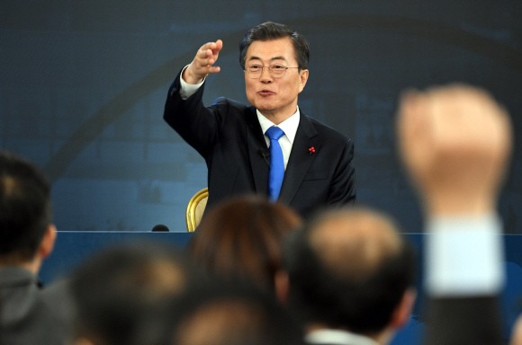 10일 오전 청와대 영빈관에서 열린 신년기자회견서 문재인 대통령이 질문 기자를 지명하고 있다.  안주영 기자 jya@seoul.co.kr