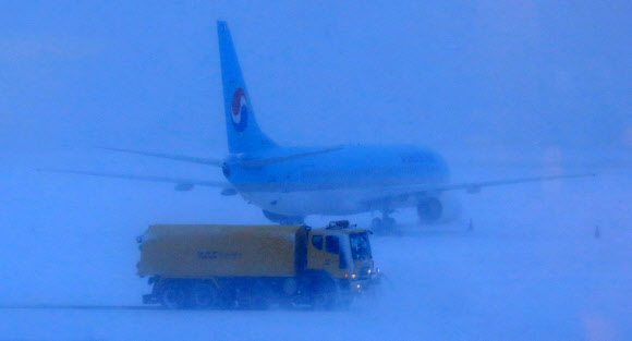 폭설이 쏟아진 11일 오전 제설차량이 제주국제공항 활주로에서 눈을 치우고 있다. 연합뉴스