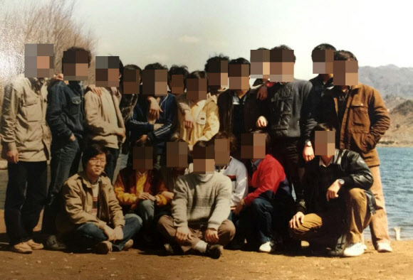 1987년 1월 14일 경찰의 고문을 받아 숨진 서울대 언어학과 3학년 박종철 열사(앞줄 왼쪽). 대학교 1학년 MT에서 대학 동기들과 기념촬영하고 있다.  이윤정씨 제공=연합뉴스