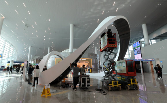 오는 18일 인천국제공항 제2여객터미널 개장을 1주일 앞두고 출국장 면세점구역에서 관계자들이 마무리 공사를 하고 있다.   연합뉴스