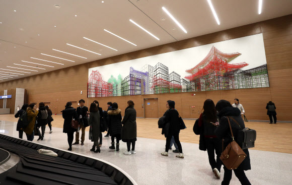 오는 18일 개항하는 인천국제공항 제2여객터미널은 첨단여객서비스에 문화서비스틀 더해 특별한 예술적 감성을 경험할 수 있는 아트포트다. 제2여객터미널 동편 수하물수취구역에 설치된 김병주의 ’앰비규어스 월’. 연합뉴스