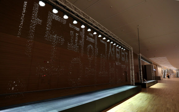 오는 18일 개항하는 인천국제공항 제2여객터미널은 첨단여객서비스에 문화서비스틀 더해 특별한 예술적 감성을 경험할 수 있는 아트포트다. 제2여객터미널 서편 수하물수취구역에 설치된 율리어스 포프의 ’비트.폴’.  연합뉴스