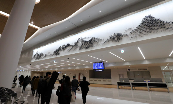 오는 18일 개항하는 인천국제공항 제2여객터미널은 첨단여객서비스에 문화서비스틀 더해 특별한 예술적 감성을 경험할 수 있는 아트포트다. 제2여객터미널 수하물수취구역 상부에 설치된 박태호의 ’빛과 그림자’.  연합뉴스
