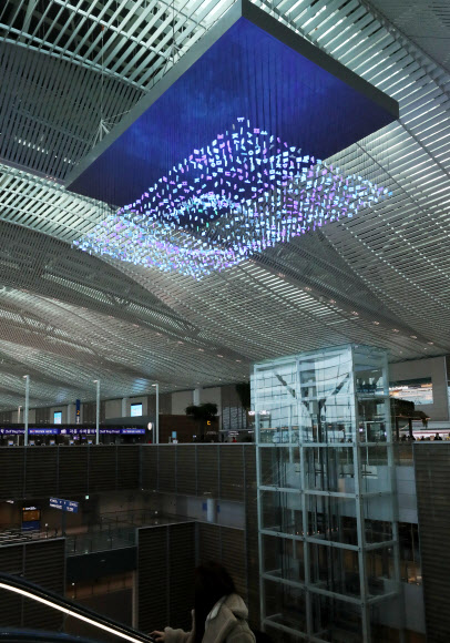 오는 18일 개항하는 인천국제공항 제2여객터미널은 첨단여객서비스에 문화서비스틀 더해 특별한 예술적 감성을 경험할 수 있는 아트포트다. 제2여객터미널 3층 중앙 그레이트홀 상부에 설치된 강희라의 ’헬로’.  연합뉴스