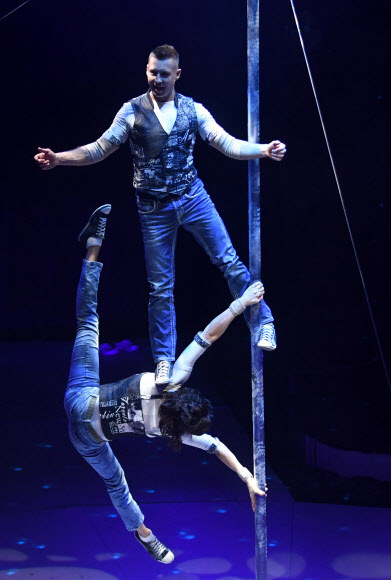 10일(현지시간) 헝가리 부다페스트에서 열린 ‘제12회 국제 서커스 페스티벌’에 참가한 전 세계 유명 공연팀이 화려한 무대를 선보이고 있다. AFP 연합뉴스