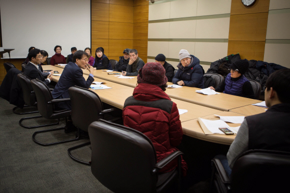 장하성(왼쪽 두 번째) 청와대 정책실장 등 정부 관계자들이 11일 서울 성북구 안암동 고려대를 찾아 최근 고용 문제로 갈등을 빚고 있는 학교와 노동자 양측의 의견을 듣고 있다. 청와대 제공