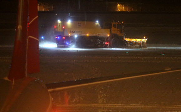 제주공항 활주로 제설작업