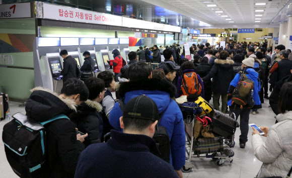 항공권 구하려고 새벽 줄 선 관광객