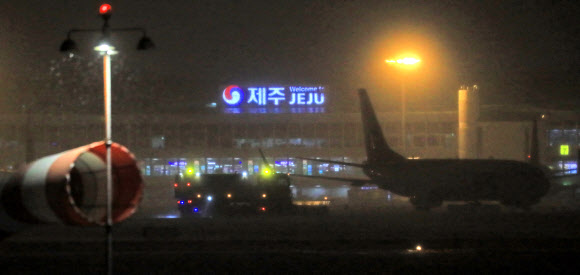 제주공항 새벽 제설작업
