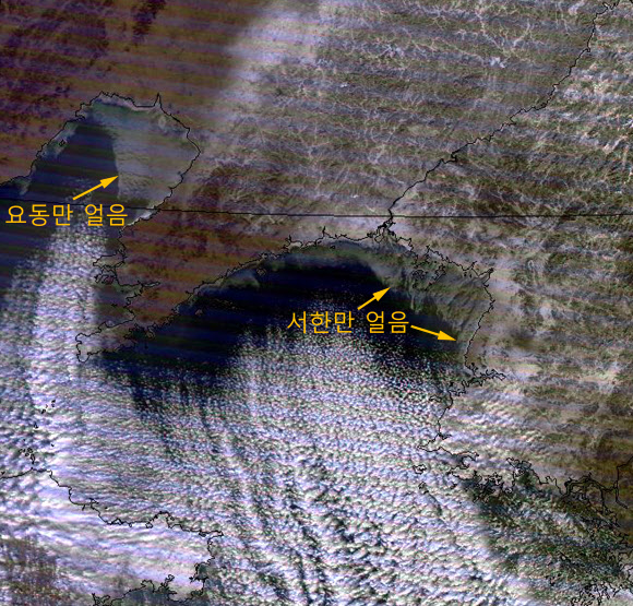 최근 한반도를 덮친 한파로 북한 남포항 일대 서한만과 중궁 요동만 일대가 꽁꽁 얼어붙었다. 미국 국립해양대기국(NOAA)이 12일 오전 11시 5분 촬영한 위성사진.  고려대기환경연구소 제공=연합뉴스