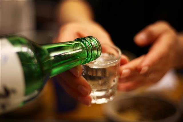한국 사회의 ‘술잔 돌리기’는 공동체의 연대감을 강화시켜준다는 믿음을 확인하는 독특한 음주 문화이기는 하나 과음, 병균 전염 등 폐해 역시 적지 않다.  휴머니스트 제공