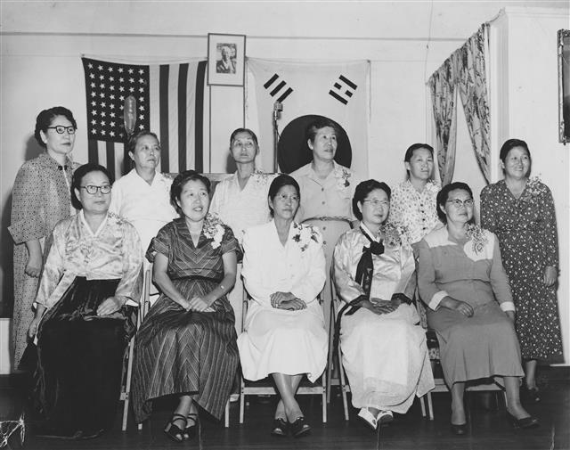 1950년 대한부인구제회의 임원들과 함께. 앞줄 맨 오른쪽이 천연희다.  일조각 제공