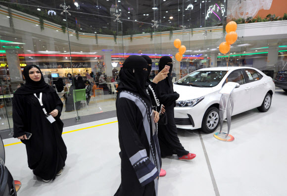 사우디아라비아 여성들이 11일(현지시간) 이 나라에서 처음으로 여성에게 개방된 제다의 자동차 여성 전용 전시 공간을 찾아 자동차를 둘러보고 있다. 제다 AFP 연합뉴스