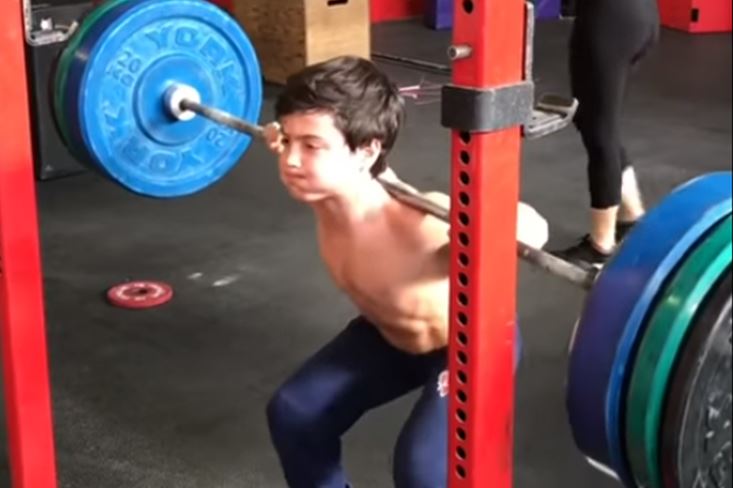 200파운드(90kg)의 바벨로 스쿼트를 하는 소년(유튜브 영상 캡처)