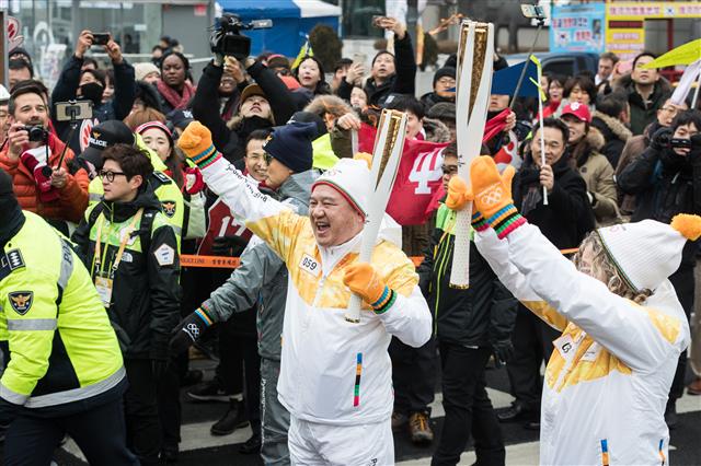 평창동게올림픽 성화 서울 도착