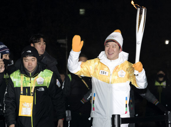 성화 들고 포즈 취하는 진종오