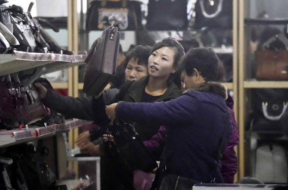 지난해 11월 9일 북한 평양제1백화점에서 방문객들이 상품을 살펴보고 있다. 연합뉴스