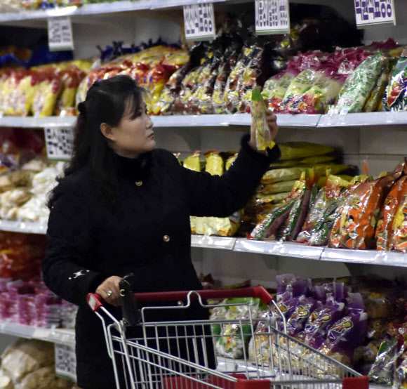 지난해 11월 9일 북한 평양제1백화점에서 방문객들이 상품을 살펴보고 있다.  연합뉴스