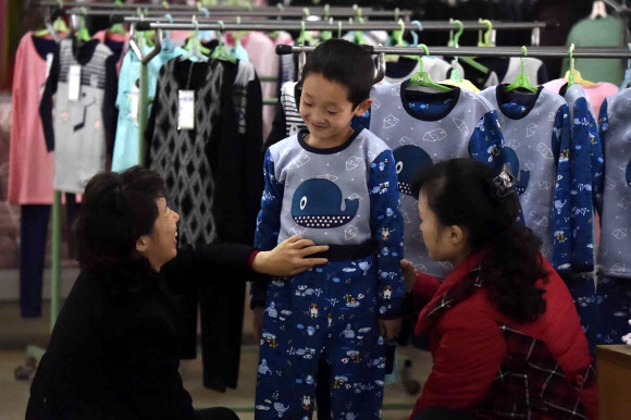 지난해 11월 9일 북한 평양제1백화점에서 방문객들이 상품을 살펴보고 있다.  연합뉴스