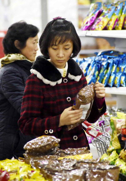 지난해 11월 9일 북한 평양제1백화점에서 방문객들이 상품을 살펴보고 있다.  연합뉴스