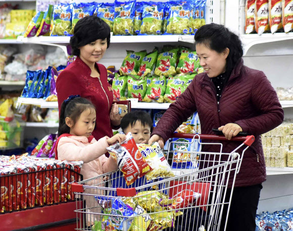 지난해 11월 9일 북한 평양제1백화점에서 방문객들이 상품을 살펴보고 있다.  연합뉴스