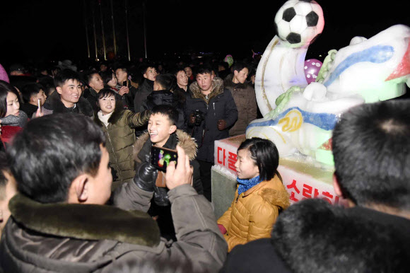 지난달 31일 밤 북한 평양 김일성광장에서 열린 얼음조각 축전에서 시민들이 기념촬영하고 있다. 연합뉴스