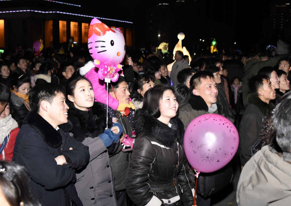 1일 0시(한국시간 0시 30분) 북한 평양 김일성광장에서 시민들이 새해맞이 불꽃놀이를 감상하고 있다.  연합뉴스
