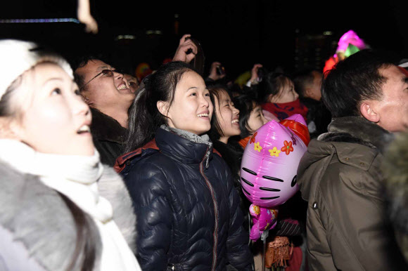 1일 0시(한국시간 0시 30분) 북한 평양 김일성광장에서 시민들이 새해맞이 불꽃놀이를 감상하고 있다.  연합뉴스
