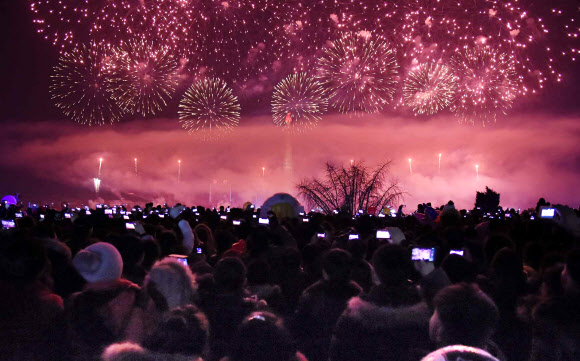 1일 0시(한국시간 0시 30분) 북한 평양에서 새해맞이 불꽃놀이가 열리고 있다. 연합뉴스
