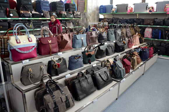 지난달 21일 북한 평양 만경대구역의 광복지구상업중심(센터)에 상품이 진열돼 있다.  연합뉴스