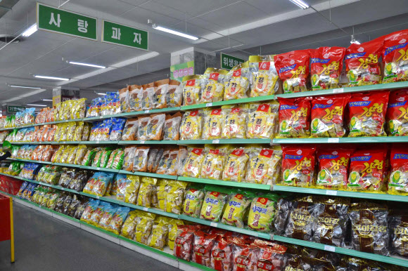 지난달 21일 북한 평양 만경대구역의 광복지구상업중심(센터)에 상품이 진열돼 있다.  연합뉴스